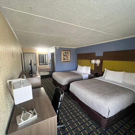 Quality Inn & Suites Near Six Flags East Lodge West Exterior photo