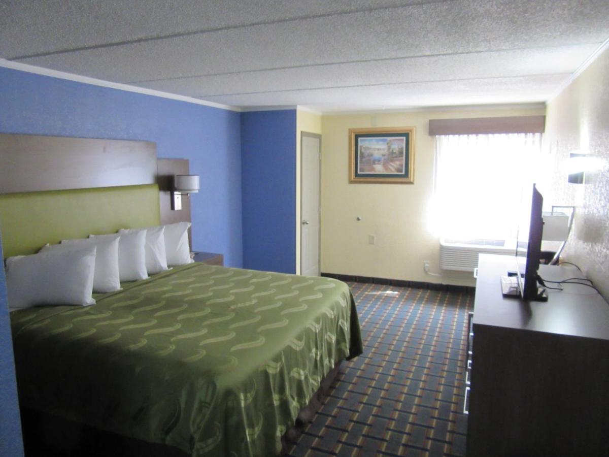 Quality Inn & Suites Near Six Flags East Lodge West Exterior photo